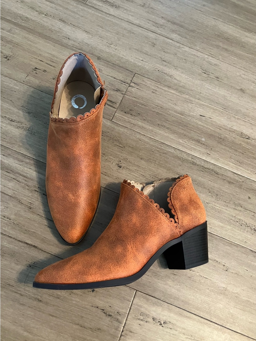 Circle women orange scalloped edge pointed toe heel boot size 9